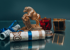  华英会NFT交易平台：引领数字艺术与金融的融合潮流